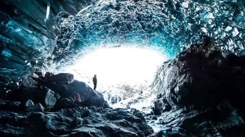 Дар Исландия ғори ях ба рӯи сайёҳнон фурӯ рехт