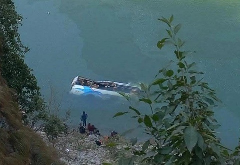 Непалда автобуснинг дарёга тушиб кетиши оқибатида 12 киши ҳалок бўлди