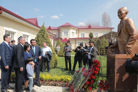 Донишманд адиб даҳосига муносиб баҳо