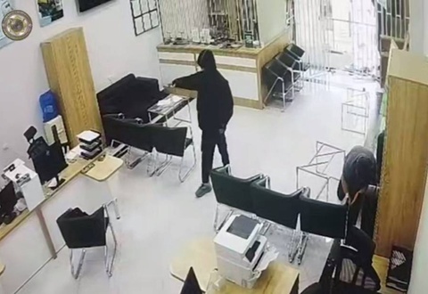 Самарқандда вояга етмаган бола банкка бостириб кириб, пул талаб қилди