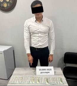 В Ташкенте сотрудник банка задержан при получении 10 тысяч долларов