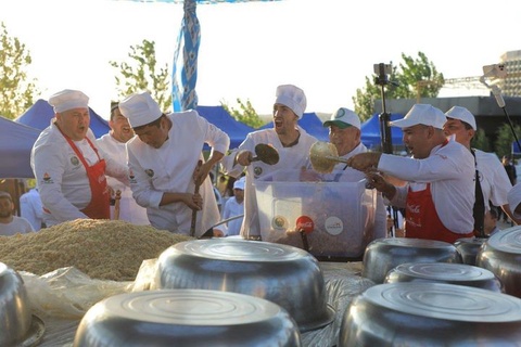 Samarqandda tayyorlangan 7 tonnalik oshni pishirish va uni tarqatish jarayonlari haqida maʼlumotlar ochiqlandi