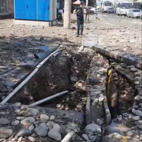 Toshkentda suv quvuri kuchli bosim ostida yorildi