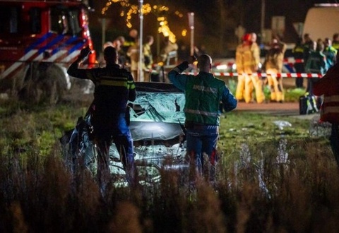 Niderlandiyada haydovchi bayram tomoshasi paytida avtomashinani odamlar ustiga haydadi