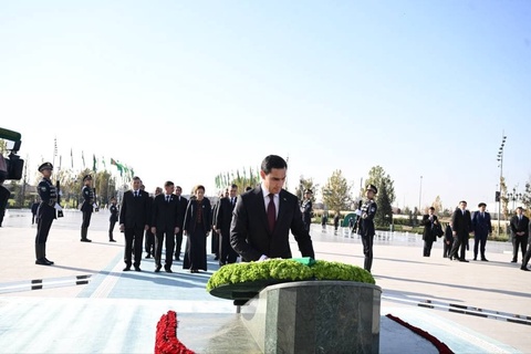 Turkmaniston Prezidenti “Yangi Oʻzbekiston” bogʻidagi Mustaqillik monumenti poyiga gul qoʻydi