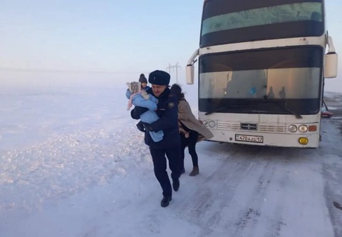 Қазақстанныңда жолда қалып қойған 64 өзбекстандық эвакуацияланды