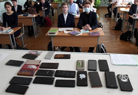 Shvetsiya maktablarida bolalarning mobil telefonlardan foydalanishi butunlay taqiqlanadi