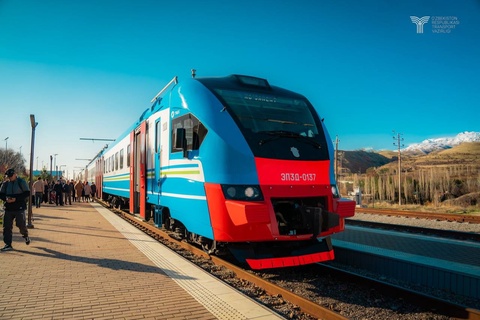 Toshkentdan Xoʻjakentga yangi elektropoyezd qatnovi yoʻlga qoʻyildi