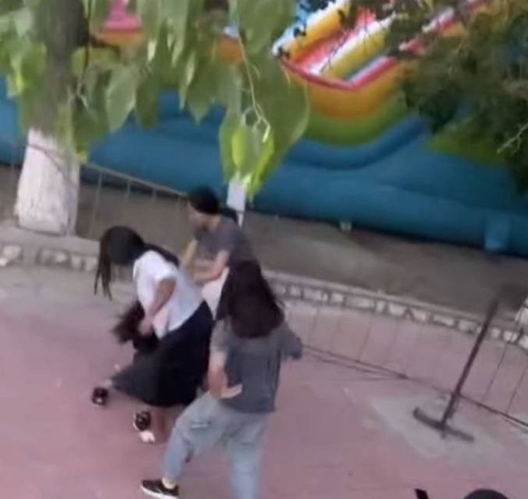 Navoiydagi istirohat bogʻida bir guruh qizlar janjallashdi