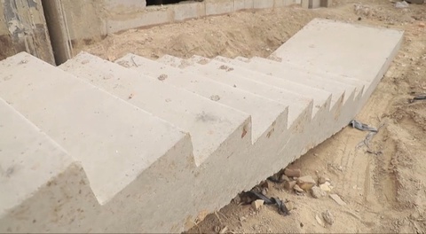 Қурилиши битмаган кўпқаватли уйнинг зинаси қулаб тушди