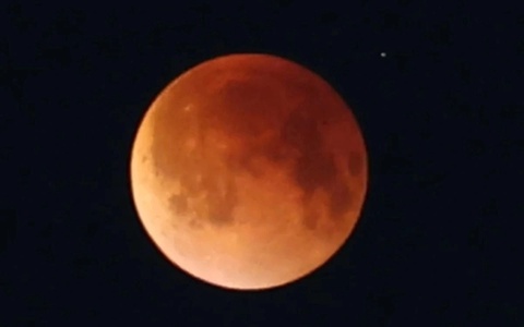 Oyning to‘liq tutilishi: Yerning tabiiy yo‘ldoshi Osiyo, Yevropa va AQShda pushti rangga kiradi