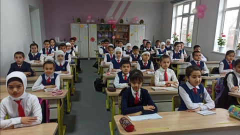 Халыққа білім беру  министрлігі қызыл галстук мәселесіне саяси реңк бермеуді сұрады