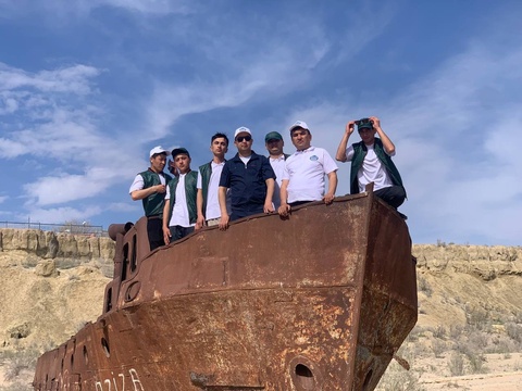 Наманган муҳандислик-технология институти вакиллари Мўйноқда кўчат экди