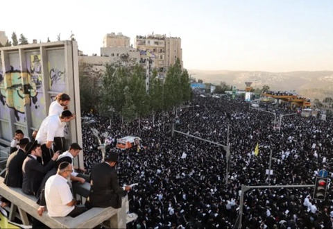 Сотни тысяч ортодоксальных евреев перекрыли въезды в Иерусалим, протестуя против службы в армии