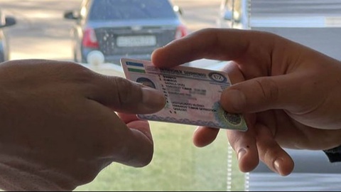 Ҳайдовчилик гувоҳномасини олиб бермоқчи бўлган фирибгар қўлга тушди