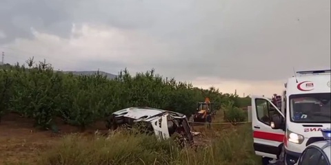 Туркияда микроавтобус ҳалокатга учради, тўрт киши ҳаётдан кўз юмди ва ўнлаб одамлар жароҳат олди