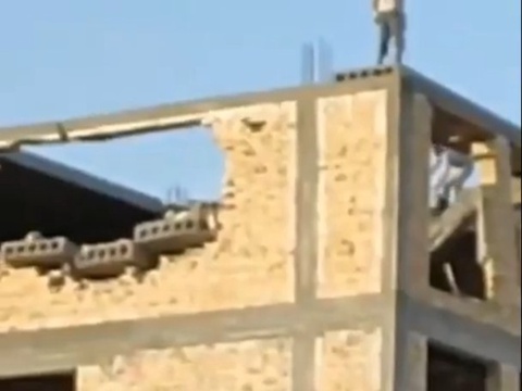 Аndijonda qurilayotgan binoning yuqori qavatida qulash sodir boʼldi