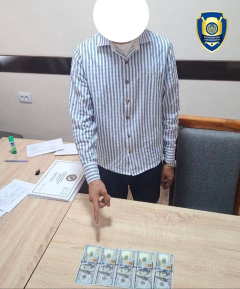 В Бухарской области задержали врача, обещавшего за 500 долларов оформить медицинскую справку для академического отпуска