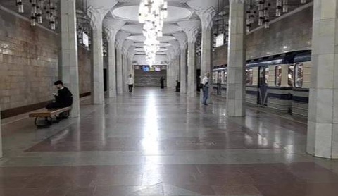 Ташкент метросында жолаўшы поезд қурамына кирмекши болып, вагонның қапыларын зыянлады