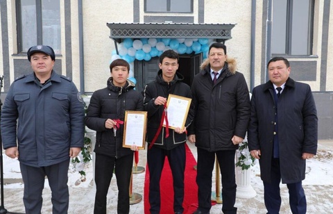 Және төрт жас жаңа турақ жайлы болды