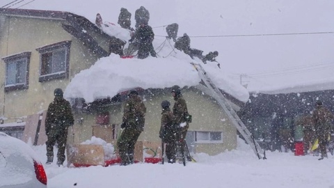 Япония шимолида қорларни тозалаш учун ҳарбийлар сафарбар этилди