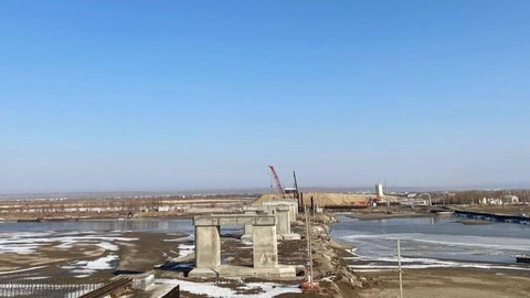 Сохтмони кӯпруке, ки ба воситаи он дар як вақт  роҳи оҳан ва роҳи автомобилгард аз болои Амударё мегузарад, давом дорад