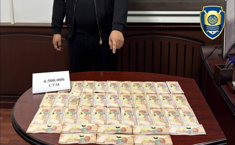 В Гулистане при получении взятки задержан чиновник, предложивший «списать» долг предпринимателя за воду