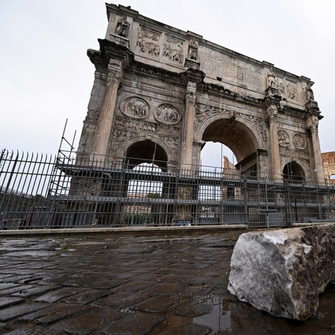 Рим: яшин уриши туфайли қадимий Константин аркасига зарар етди
