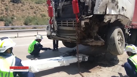 "Qamchiq" dovonida yuk avtomobili xandaqqa tushib ketdi