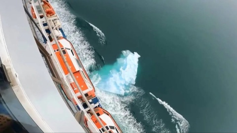 Круизное судно столкнулось с большой глыбой льда в районе Аляски