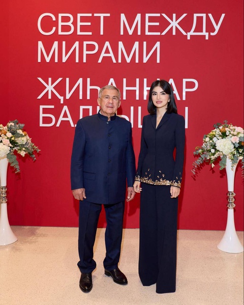 Саида Мирзиёева посетила выставку картин «Свет между мирами» в Казани