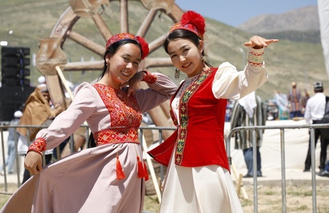 Folklor jamoalar chiqishlari oʻzgacha kayfiyat ulashmoqda