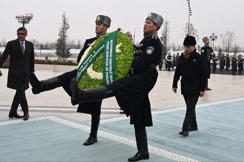 Пәкістан Премьер-Министрі Тәуелсіздік монументіне гүл шоғын қойды