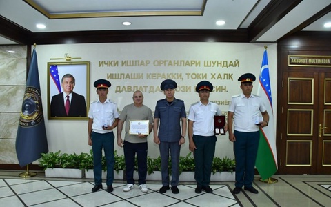 IIB xodimini pichoqlagan shaxsni ushlashda yordam bergan fuqaro mukofotlandi