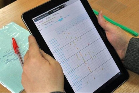 В Узбекистане не планируется возвращение к бумажным дневникам и классным журналам в школах