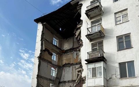 Подъезд многоэтажного дома рухнул в Балхаше