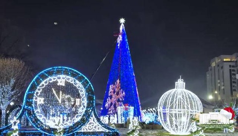 В Ташкенте у Национальной библиотеки установили самую высокую новогоднюю елку
