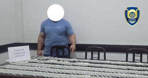 Namangan shahrida qalbaki 30 000 AQSH dollarini oʻtkazmoqchi boʻlgan shaxs ushlandi