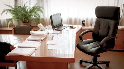 Ўқитувчилардан «комиссия учун» пул йиққан директор ишдан бўшатилди