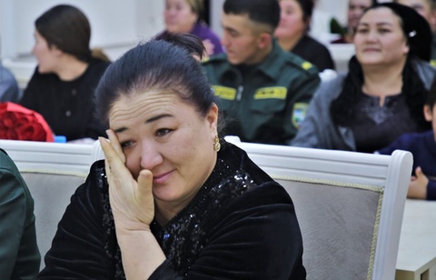 Қарақалпақстандық ата-аналар әскердегі  балаларымен онлайн арқылы сұхбаттасты