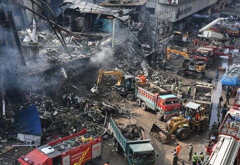 Карачи: савдо марказида юз берган ёнғин оқибатида ҳалок бўлганлар сони 60 нафарга етди