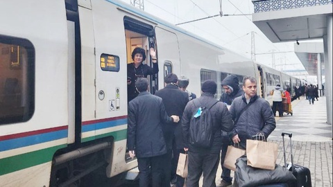 “Afrosiyob” tezyurar poyezdi Kattaqoʻrgʻonga toʻxtab oʻtadi