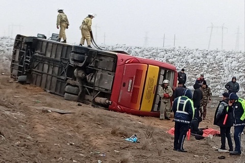 Навоий вилоятида  47 нафар йўловчиси бўлган автобус ағдарилиб кетди