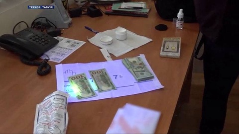 В Ферганской области задержаны кадастровый инспектор и сотрудники госучреждения за взятки