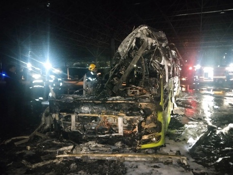 Toshkentdagi avtoparkda turgan avtobus butunlay yonib ketdi