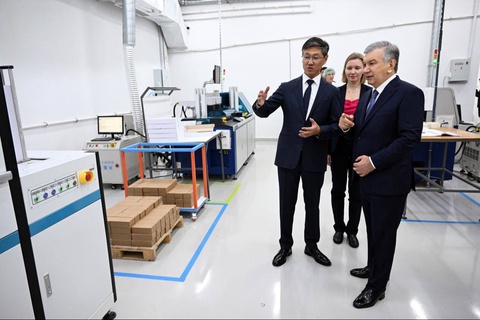 Prezidentimiz Ohangarondagi mikroprotsessor modullarini ishlab chiqarish loyihasi bilan tanishdi