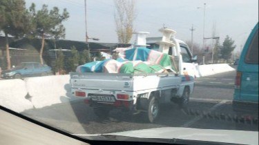 Andijonda haydovchi Laboʻdagi yuklarni bayroq bilan yopib harakatlangan haydovchining shaxsi aniqlandi