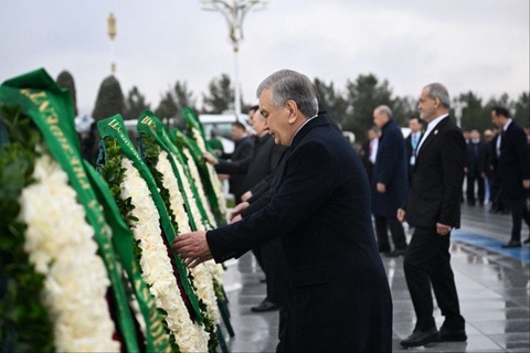 The President of Uzbekistan lays flowers at the Monument of Neutrality in Ashgabat