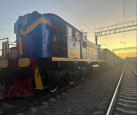 "Ўзтемирйўлконтейнер" "Ташкент-Алтынкөл" жөнелиси бойынша өз вагонлары орнатылған биринши контейнер поездын жолға қойды