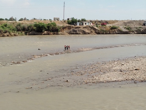 Chirchiq daryosida oqib ketayotgan fuqaro qutqarib qolindi